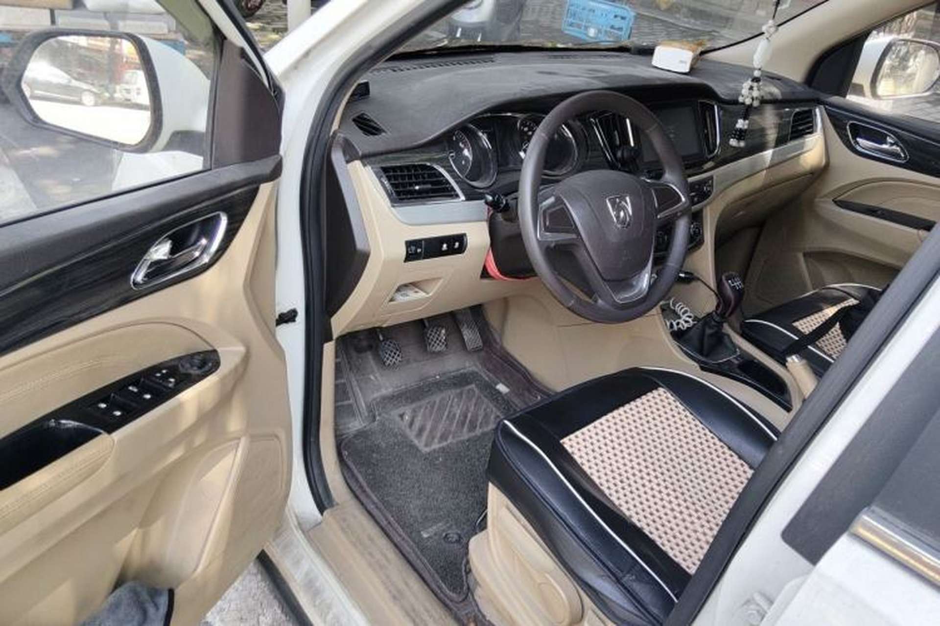 Used Baojun 730 2016 1.5T Manual Comfort Version 7 Seats Driver Seat