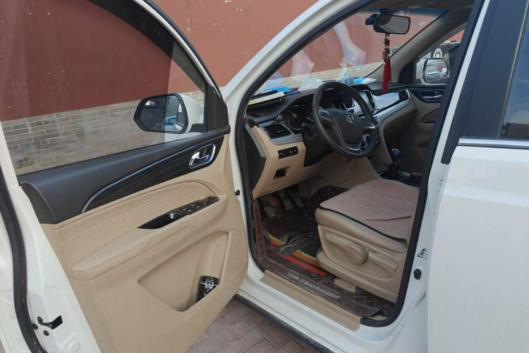Used Baojun 730 2016 1.5L Manual Comfort Version 7 Seats China V Emission Standard Driver Seat