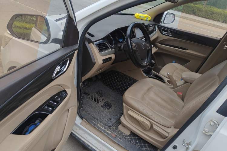Used Baojun 730 2016 1.5L Manual Comfort Version 7 Seats China V Emission Standard Driver Seat