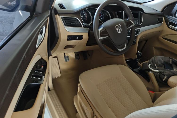 Used Baojun 730 2016 1.5L Manual Value Edition 7 Seats China V Emission Standard Driver Seat