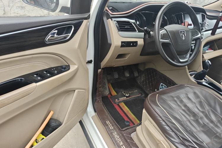 Used Baojun 730 2016 1.5L Manual Comfort Version 7 Seats China V Emission Standard Driver Seat