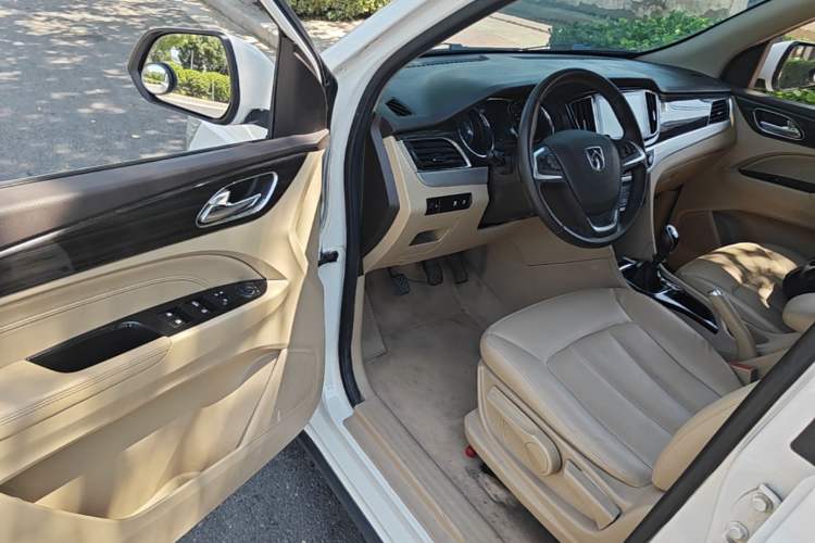 Used Baojun 730 2016 1.5T Manual Luxury Edition 7 Seats Driver Seat