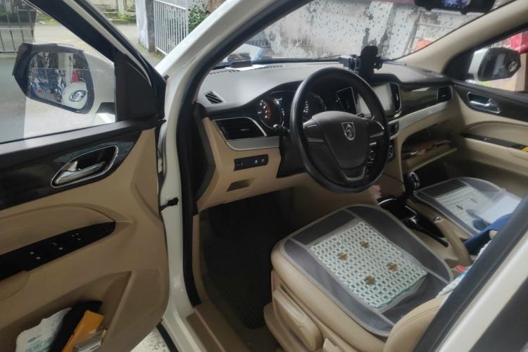 Used Baojun 730 2016 1.5T Manual Comfort Version 7 Seats Driver Seat