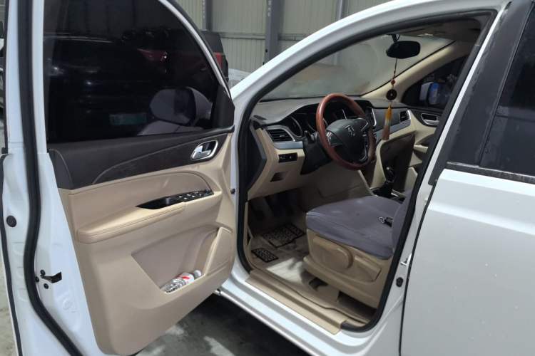 Used Baojun 730 2016 Revised 1.5L Manual Standard Version 7 Seats China V Emission Standard Driver Seat