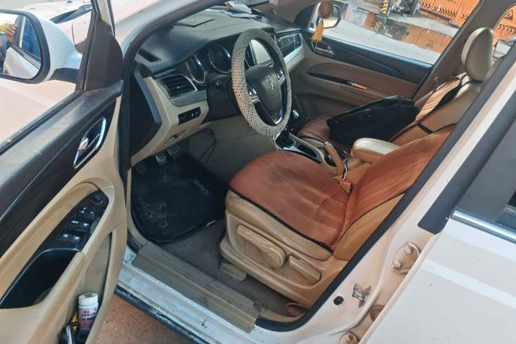 Used Baojun 730 2016 1.5T Manual Luxury Edition 7 Seats Driver Seat