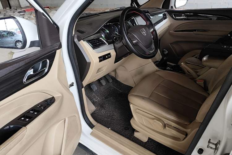 Used Baojun 730 2016 1.5L Manual Comfort Version 7 Seats China V Emission Standard Driver Seat