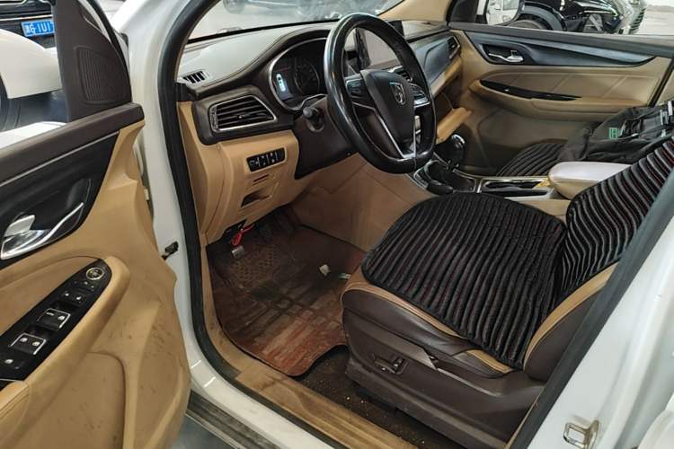Used Baojun 730 2016 1.5T Manual Luxury Edition 7 Seats Driver Seat