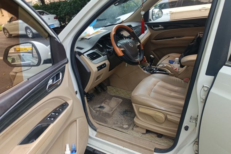 Used Baojun 730 2016 1.5T Manual Comfort Version 7 Seats Driver Seat