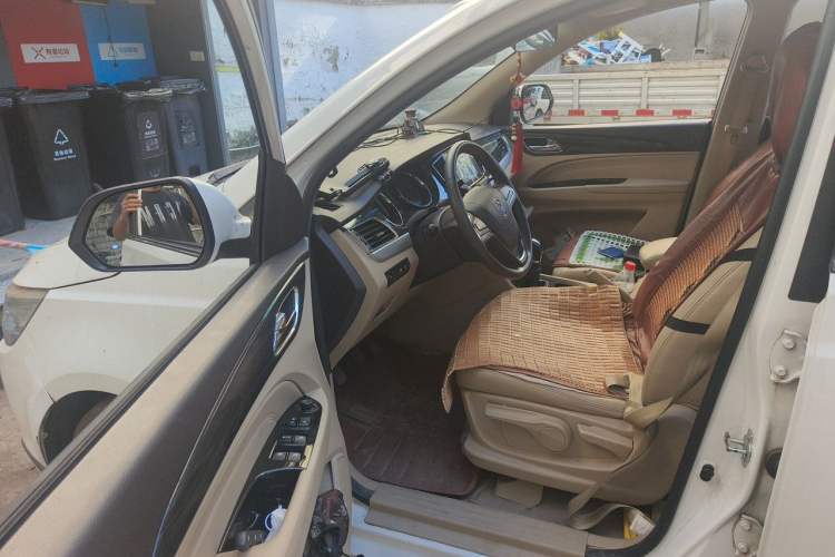 Used Baojun 730 2016 1.5L Manual Comfort Version 7 Seats China V Emission Standard Driver Seat