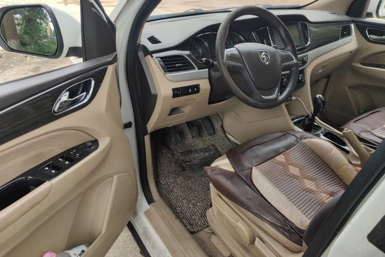Used Baojun 730 2016 1.5T Manual Comfort Version 7 Seats Driver Seat