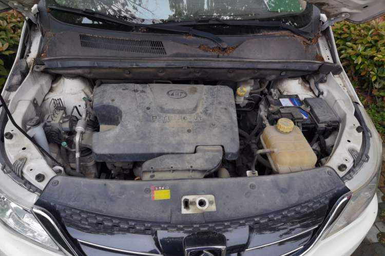Used Baojun 730 2016 1.5L Manual Comfort Version 7 Seats China V Emission Standard Engine Bay