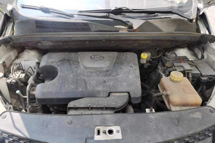 Used Baojun 730 2016 Revised 1.5L Manual Standard Version 7 Seats China V Emission Standard Engine Bay