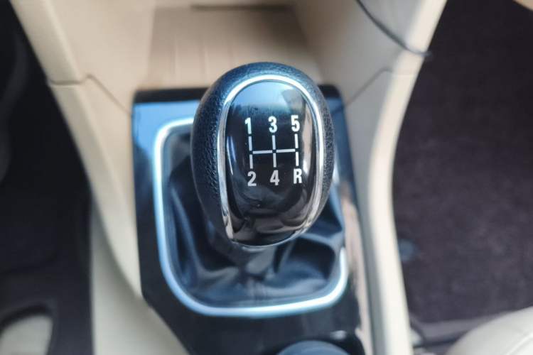 Used Baojun 730 2016 1.5L Manual Comfort Version 7 Seats China V Emission Standard Gear Lever