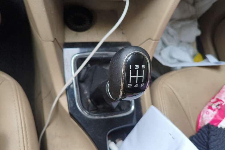 Used Baojun 730 2016 1.5L Manual Luxury Edition 7 Seats Gear Lever
