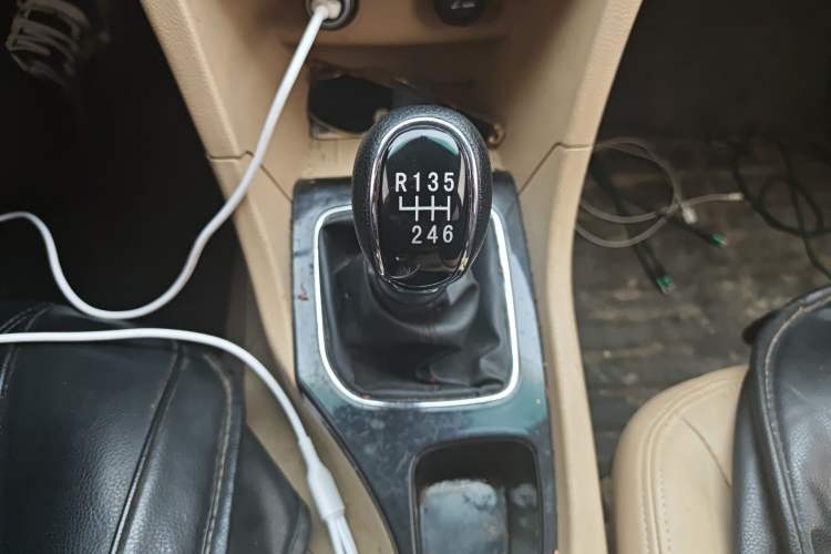 Used Baojun 730 2016 1.5T Manual Comfort Version 7 Seats Gear Lever