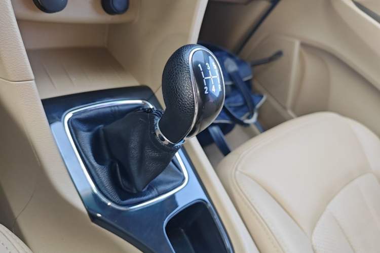 Used Baojun 730 2016 1.5L Manual Comfort Version 7 Seats China V Emission Standard Gear Lever