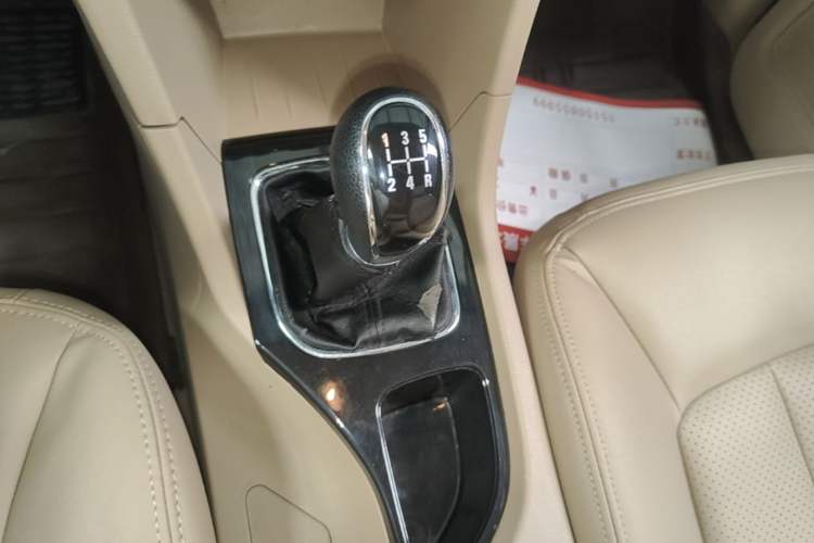 Used Baojun 730 2016 1.5L Manual Comfort Version 7 Seats China V Emission Standard Gear Lever