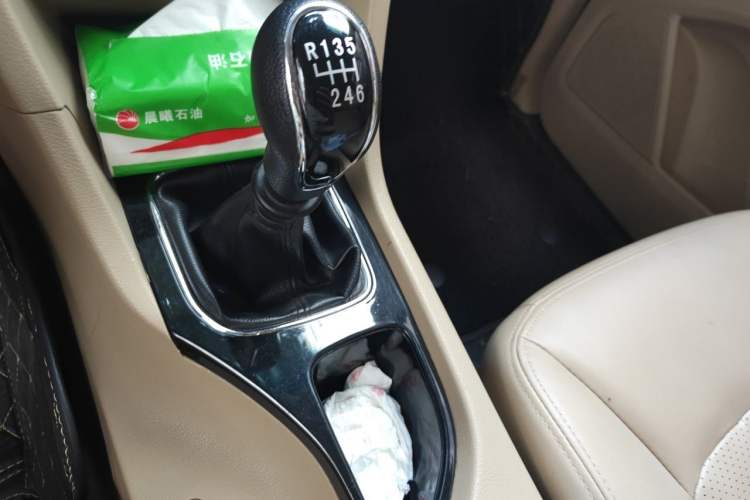 Used Baojun 730 2016 1.5L Manual Luxury Edition 7 Seats Gear Lever