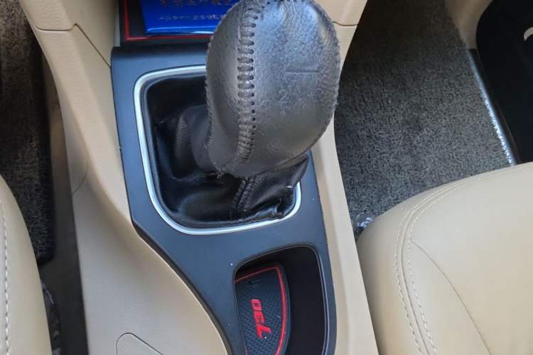 Used Baojun 730 2016 1.5L Manual Value Edition 7 Seats China V Emission Standard Gear Lever