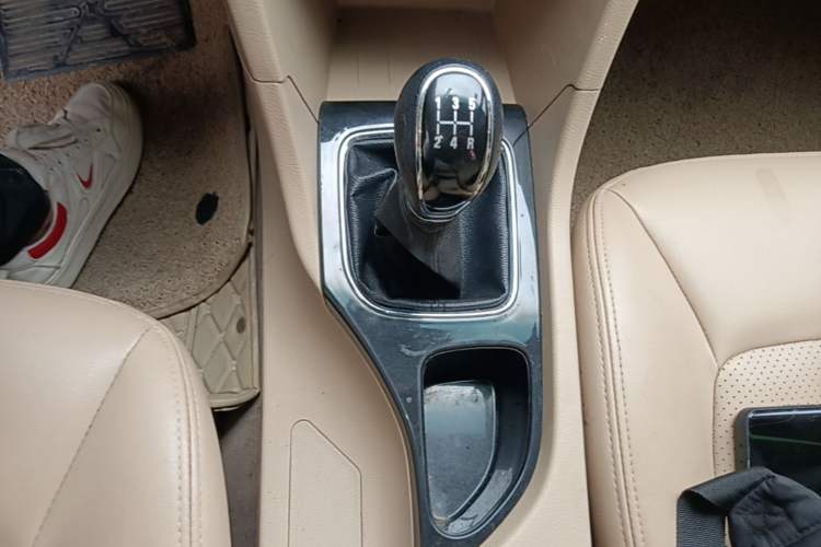 Used Baojun 730 2016 1.5L Manual Comfort Version 7 Seats China V Emission Standard Gear Lever