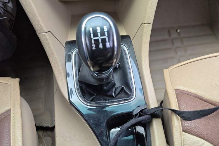 Used Baojun 730 2016 1.5L Manual Comfort Version 7 Seats China V Emission Standard Gear Lever