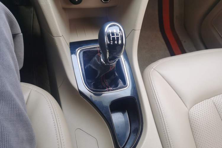 Used Baojun 730 2016 1.5L Manual Comfort Version 7 Seats China V Emission Standard Gear Lever