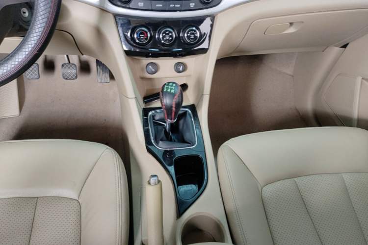 Used Baojun 730 2016 1.5L Manual Comfort Version 7 Seats China V Emission Standard Gear Lever