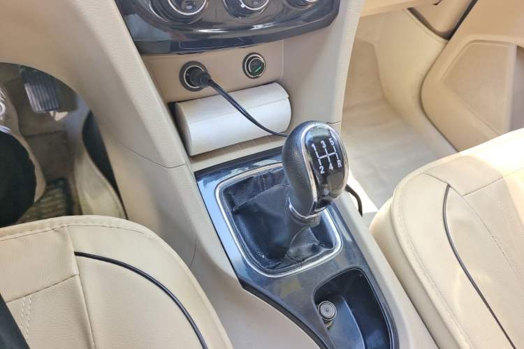 Used Baojun 730 2016 1.5L Manual Comfort Version 7 Seats China V Emission Standard Gear Lever