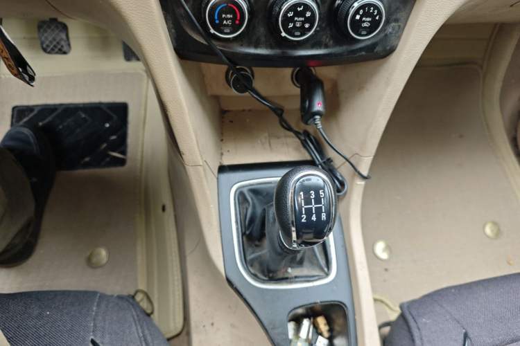 Used Baojun 730 2016 1.5L Manual Standard Version 7 Seats Gear Lever