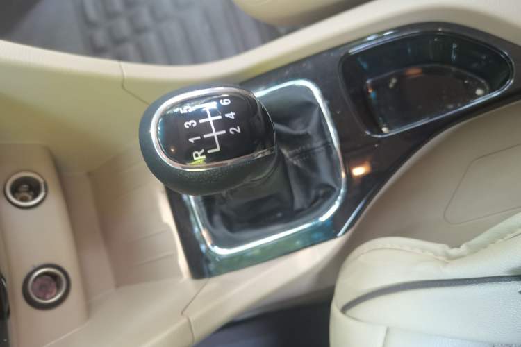 Used Baojun 730 2016 1.5T Manual Comfort Version 7 Seats Gear Lever