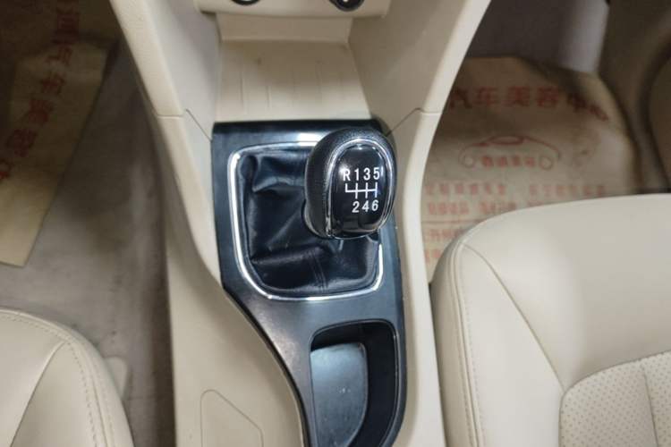 Used Baojun 730 2016 1.5T Manual Comfort Version 7 Seats Gear Lever