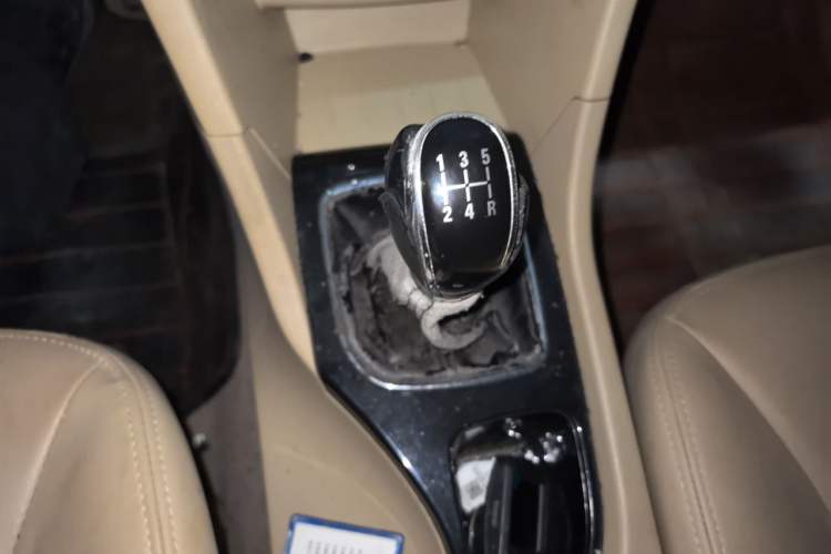 Used Baojun 730 2016 1.5L Manual Luxury Edition 7 Seats Gear Lever