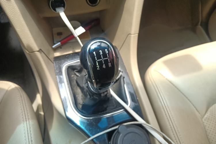 Used Baojun 730 2016 1.5L Manual Luxury Edition 7 Seats Gear Lever