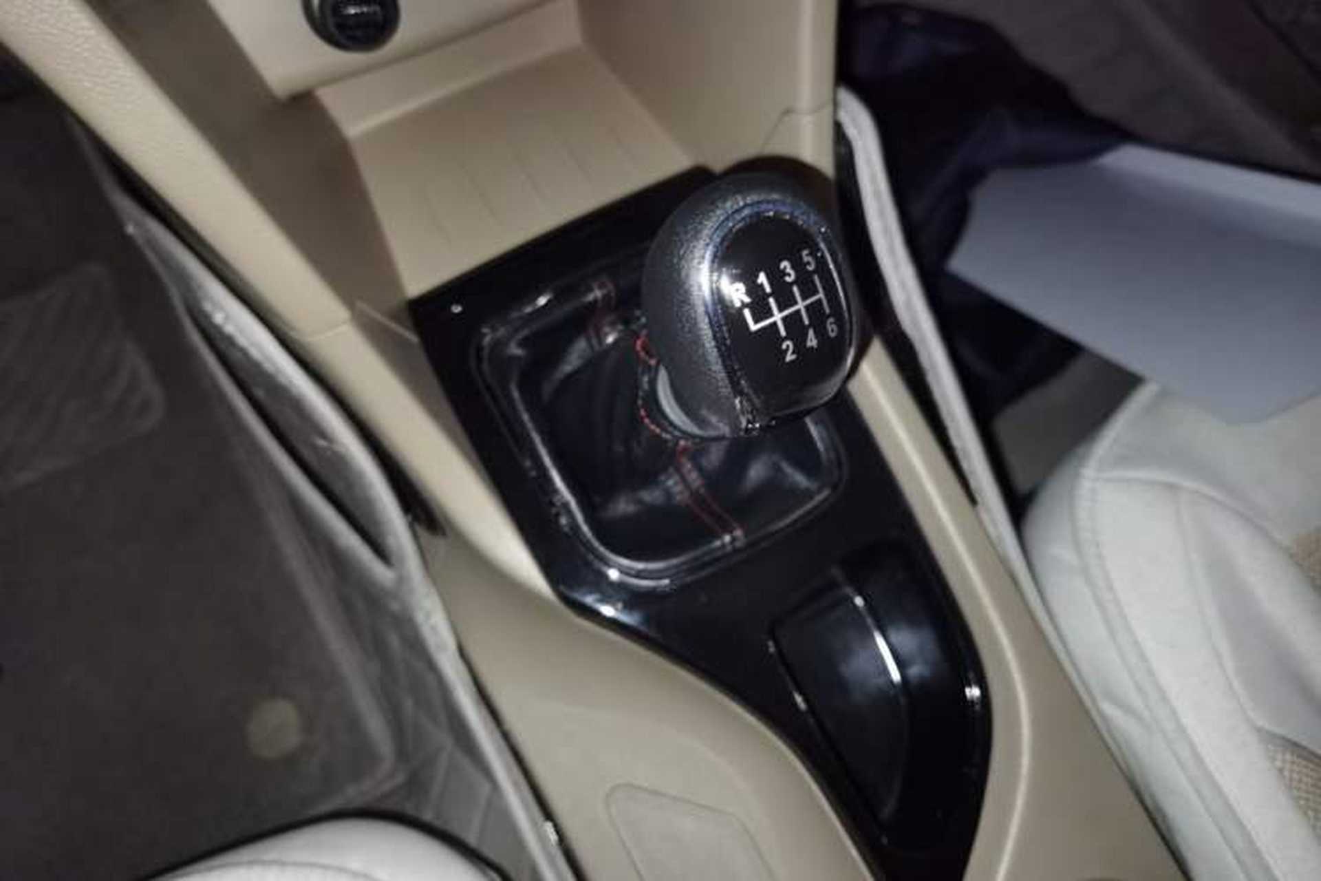 Used Baojun 730 2016 1.5T Manual Luxury Edition 7 Seats Gear Lever