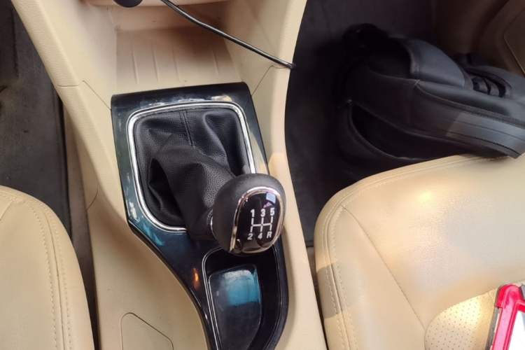 Used Baojun 730 2016 1.5L Manual Comfort Version 7 Seats China V Emission Standard Gear Lever