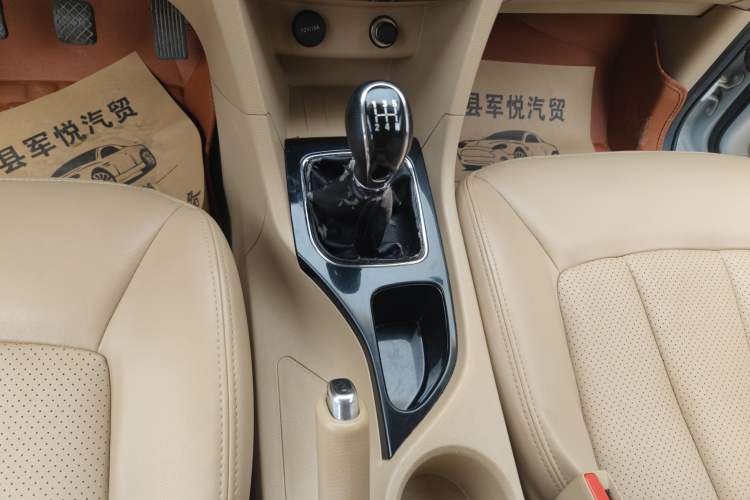 Used Baojun 730 2016 1.5L Manual Comfort Version 7 Seats China V Emission Standard Gear Lever
