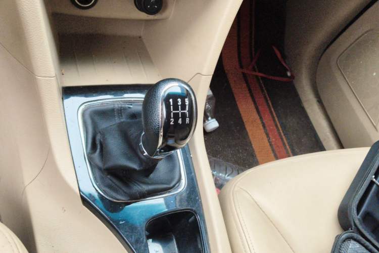 Used Baojun 730 2016 1.5L Manual Comfort Version 7 Seats China V Emission Standard Gear Lever