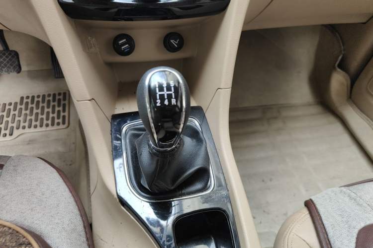 Used Baojun 730 2016 1.5L Manual Luxury Edition 7 Seats Gear Lever