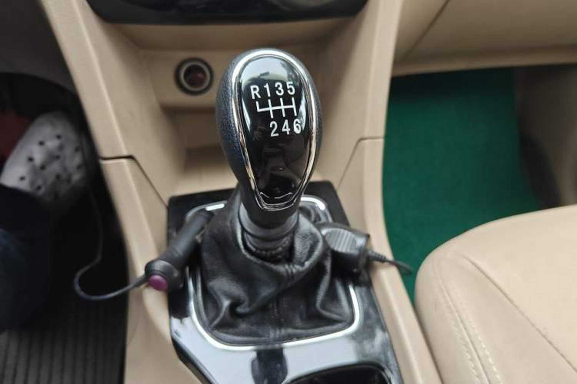 Used Baojun 730 2016 1.5L Manual Comfort Version 7 Seats China V Emission Standard Gear Lever