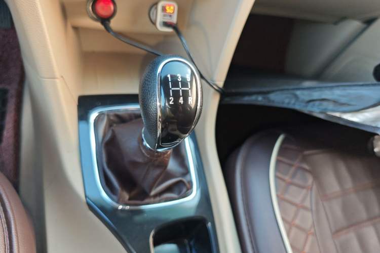 Used Baojun 730 2016 1.5L Manual Comfort Version 7 Seats China V Emission Standard Gear Lever