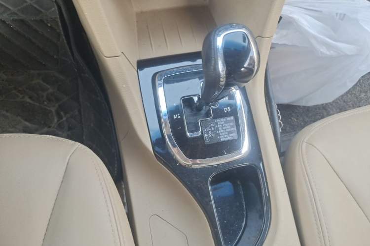 Used Baojun 730 2016 1.8L iAMT Luxury Model 7 Seats Gear Lever