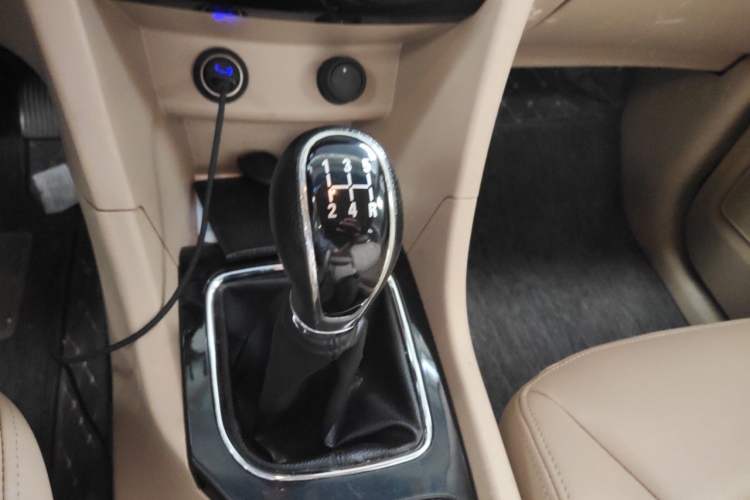 Used Baojun 730 2016 1.5L Manual Comfort Version 7 Seats China V Emission Standard Gear Lever