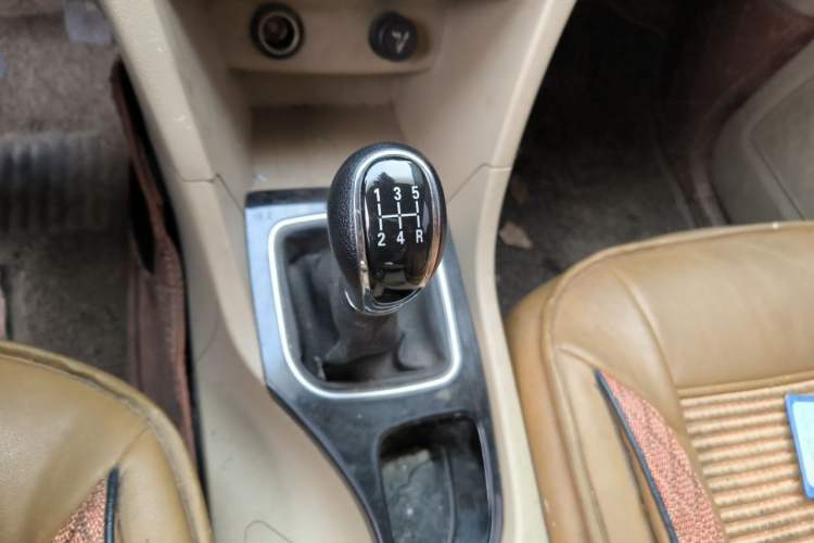 Used Baojun 730 2016 1.5L Manual Luxury Edition 7 Seats Gear Lever