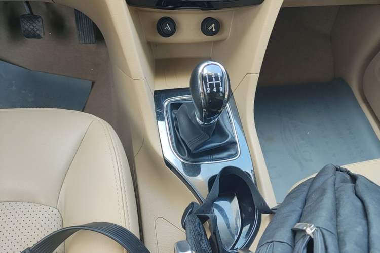 Used Baojun 730 2016 1.5L Manual Luxury Edition 7 Seats Gear Lever