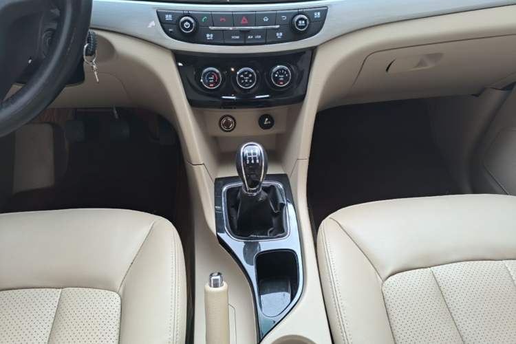 Used Baojun 730 2016 1.5L Manual Comfort Version 7 Seats China V Emission Standard Gear Lever
