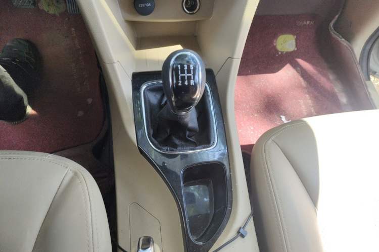 Used Baojun 730 2016 1.5L Manual Comfort Version 7 Seats China V Emission Standard Gear Lever