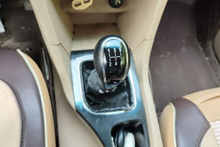 Used Baojun 730 2016 1.5L Manual Standard Version 7 Seats Gear Lever
