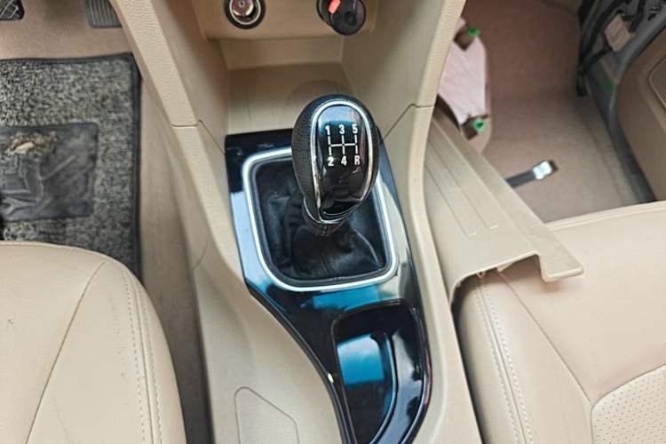 Used Baojun 730 2016 1.5L Manual Comfort Version 7 Seats China V Emission Standard Gear Lever