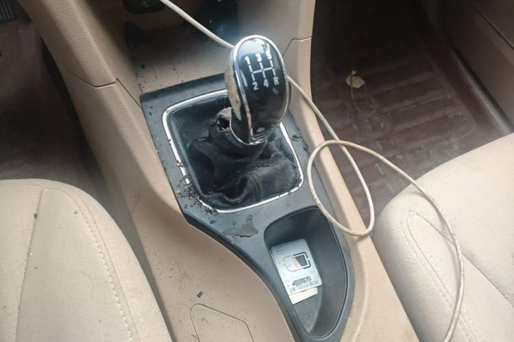 Used Baojun 730 2016 1.5L Manual Standard Version 7 Seats Gear Lever