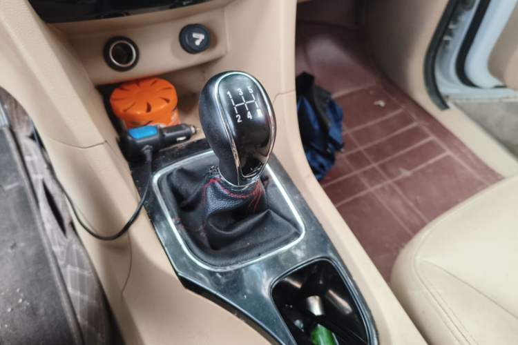 Used Baojun 730 2016 1.5L Manual Comfort Version 7 Seats China V Emission Standard Gear Lever